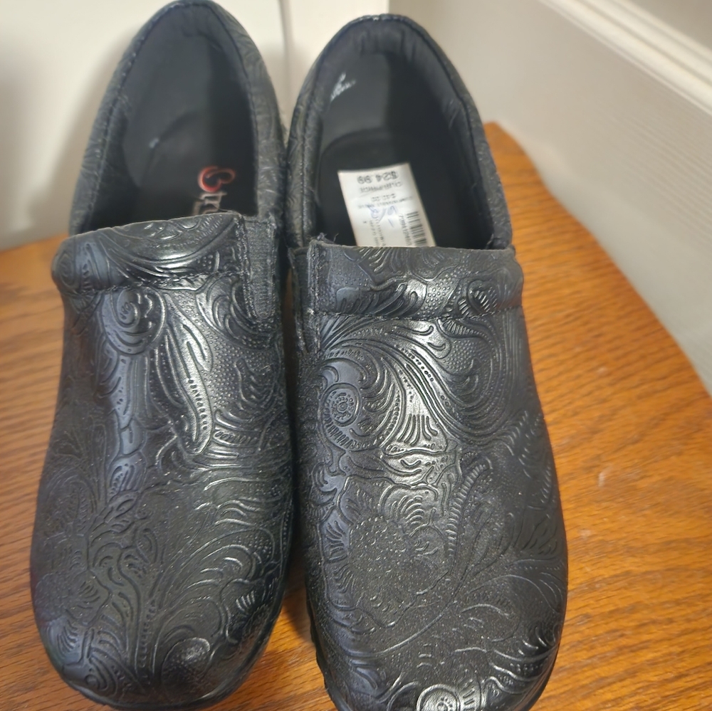 Bear trap clogs